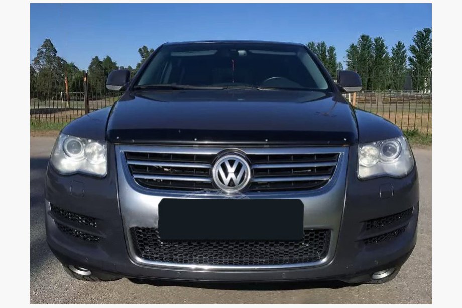 Volkswagen Touareg 2002–2010 Hood Deflector (SIM) Image