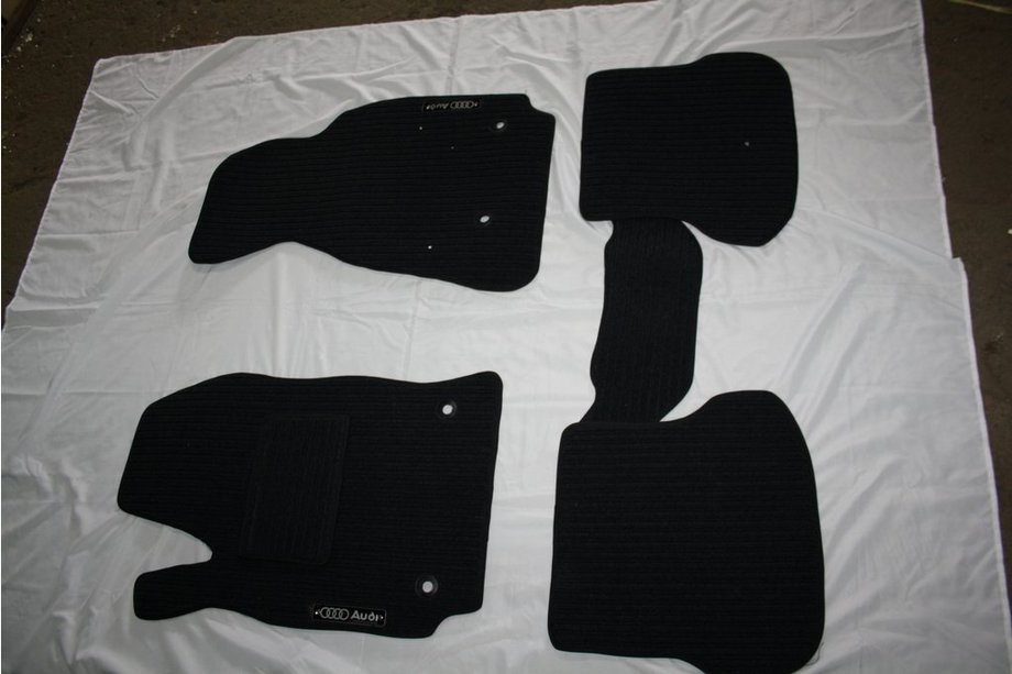 Audi Q7 2005-2015 Textile Floor Mats (Corona) Image