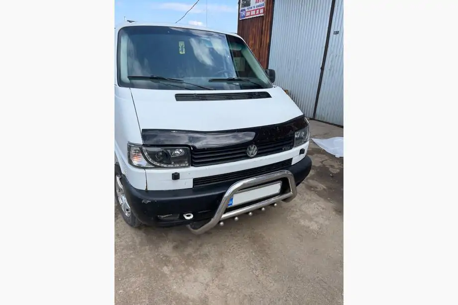 Volkswagen T4 Caravelle/Multivan 1990–2003 Hood deflector (straight headlights) (HIC) Image