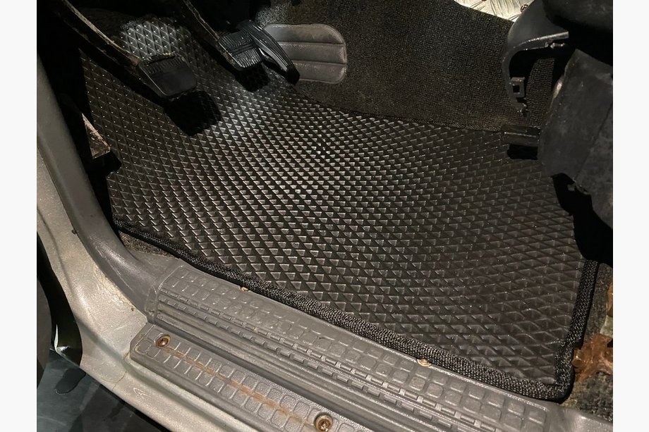 Nissan Patrol Y60 1988–1997 EVA Floor Mats (black) Short, 5-piece set (front and rear) Photo 2