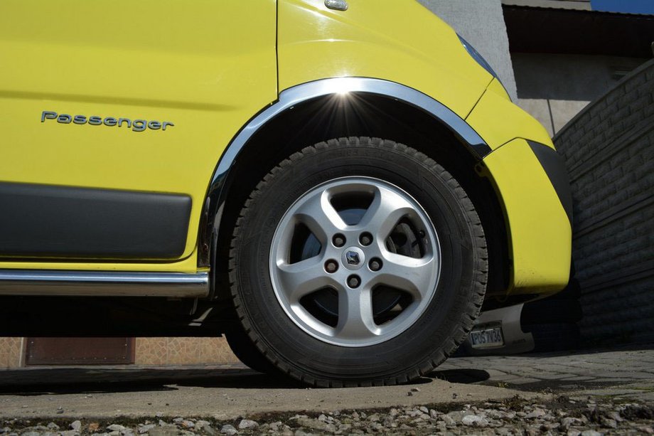Renault Trafic 2001–2015 Stainless Steel Fender Trim (4 pcs) Image