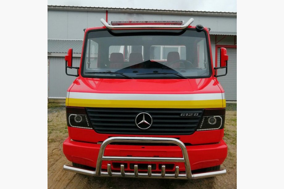 Mercedes T2 (507-814) 1967-1996 Bull bar with side tubes (stainless steel) Image