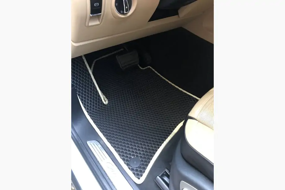 Porsche Cayenne 2010-2017 EVA Floor Mats (black) Image