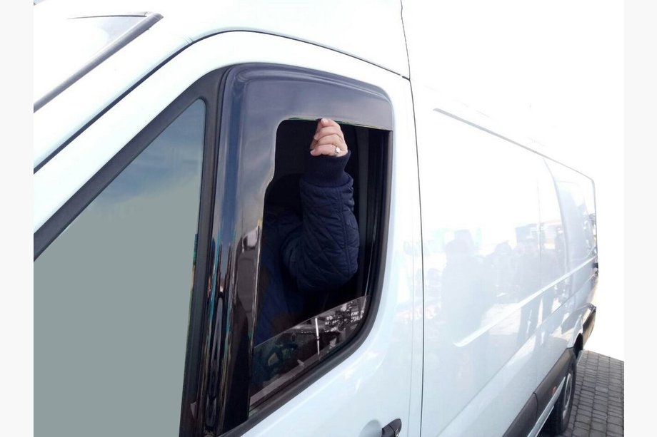 Mercedes Sprinter W901/902/903/904/905 1995–2006 Window Deflectors L-Shaped (2 pcs, DDU) Image