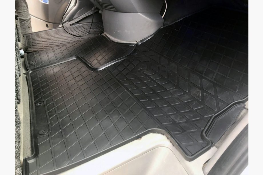 Volkswagen Crafter 2006-2016 Rubber Floor Mats (3 pcs, Stingray) Image