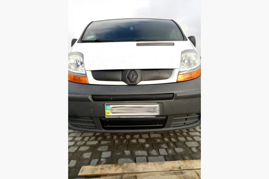 Renault Trafic 2001–2015 Winter middle grille cover (above license plate) 2007-2015, Glossy Photo 3