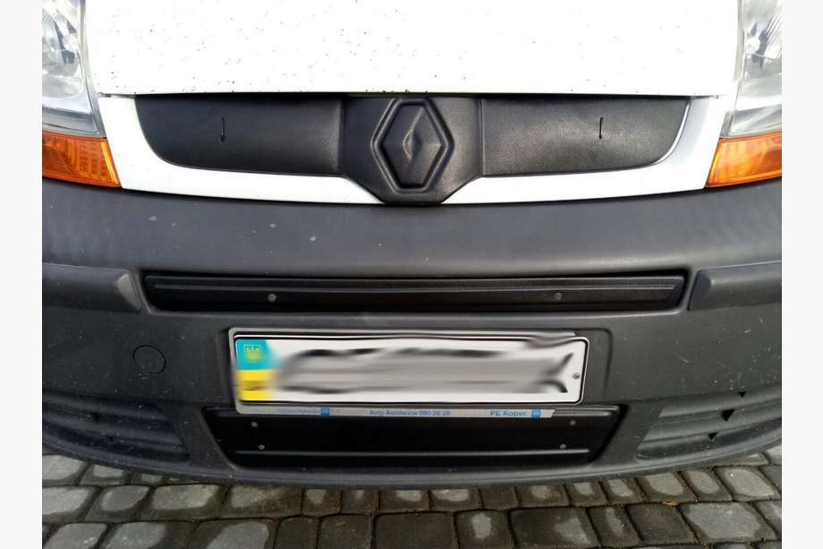 Renault Trafic 2001–2015 Winter middle grille cover (above license plate) 2007-2015, Glossy Photo 4