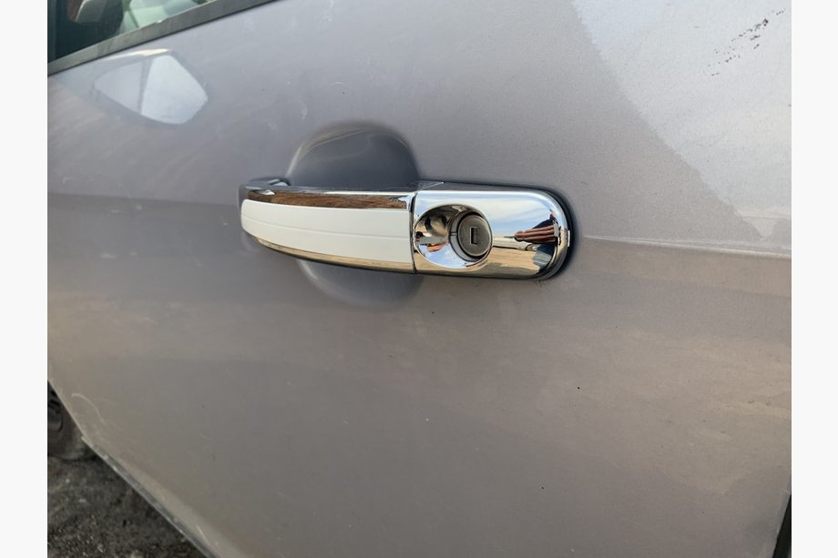 Ford Focus II 2008-2011 Chrome Door Handle Covers with White Stripe (4 pcs, ABS) Image