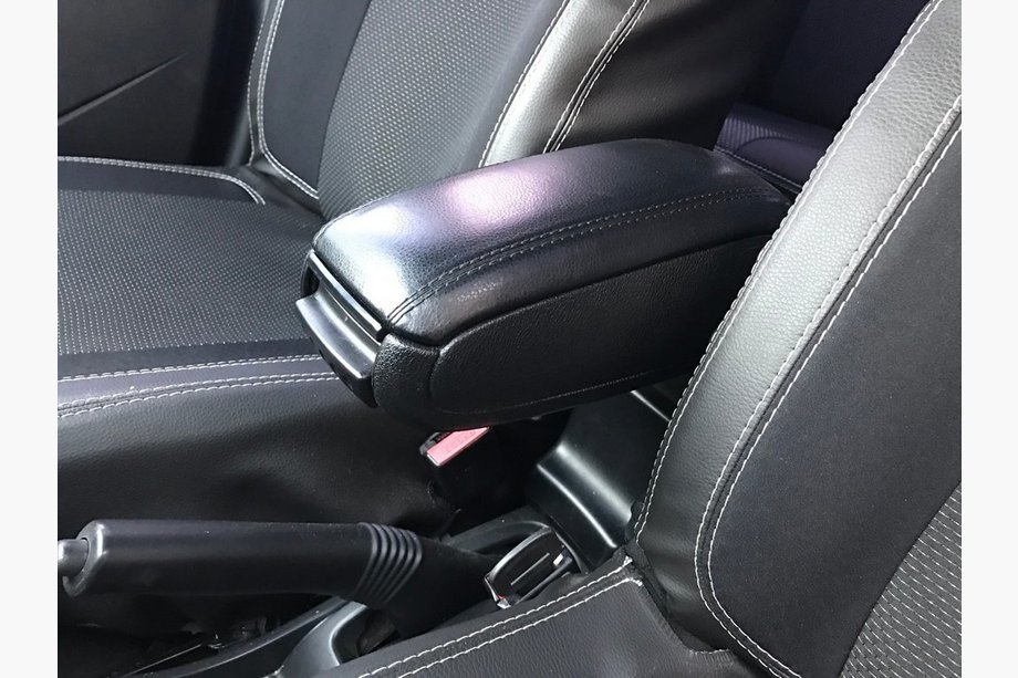 Renault Duster 2008–2017 Armrest (into cup holder) Photo 1