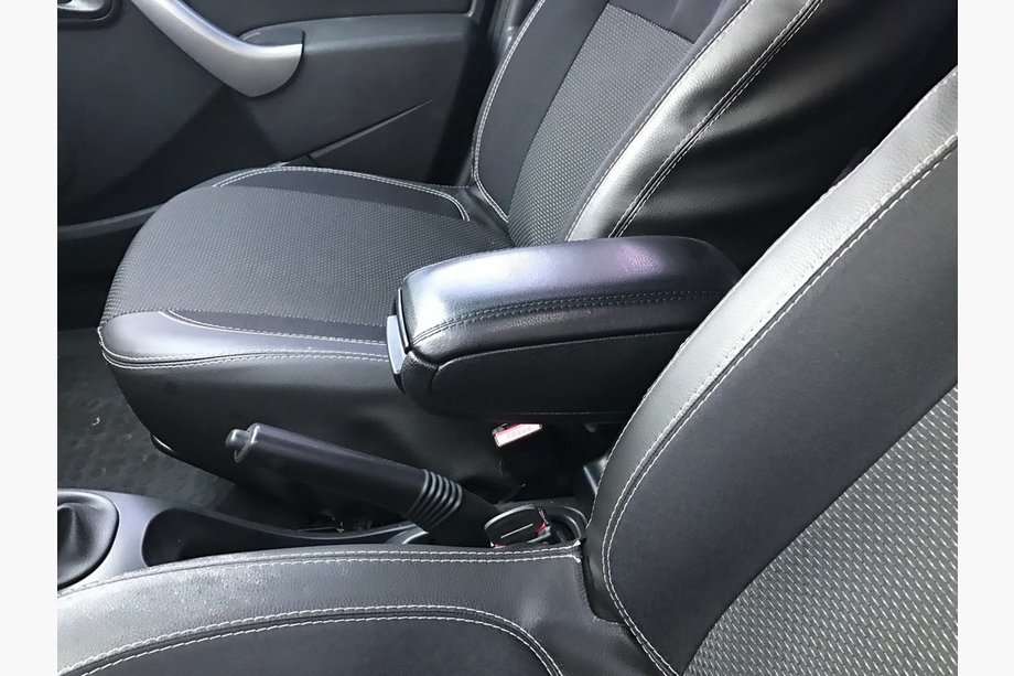 Renault Duster 2008–2017 Armrest (into cup holder) Photo 2