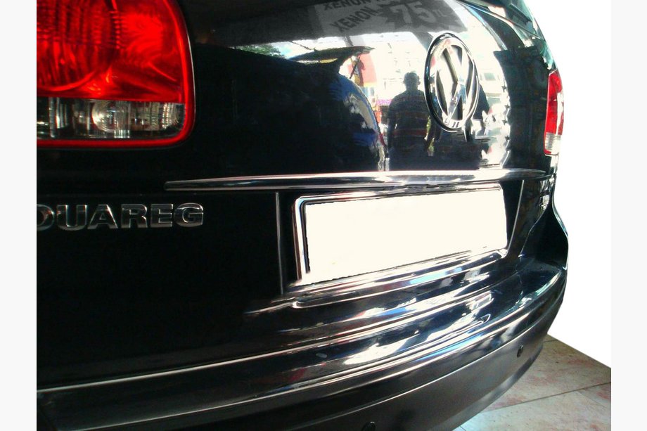 Volkswagen Touareg 2002–2010 Chrome trim above license plate (stainless steel) Image