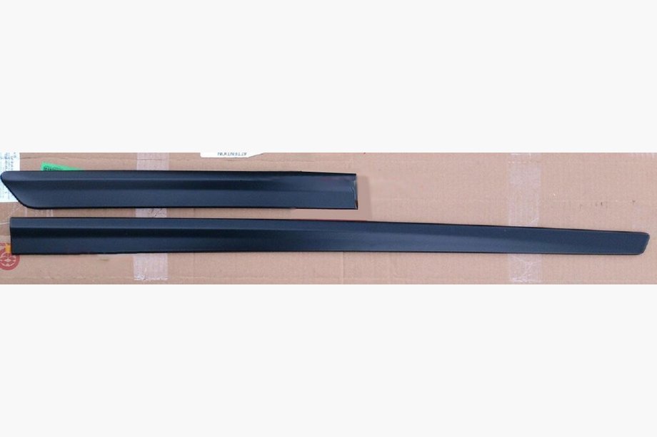 Toyota Highlander 2013-2019 Original Door Molding (2 pcs, right side) Image
