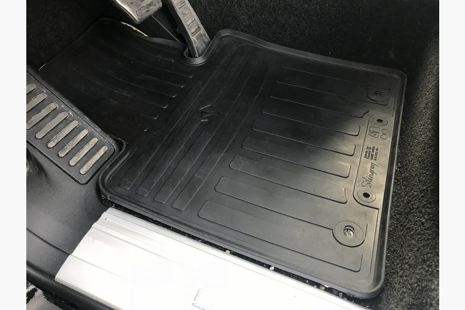 Volvo XC70 2007-2013 Rubber Floor Mats (4 pcs, Stingray Premium) Image