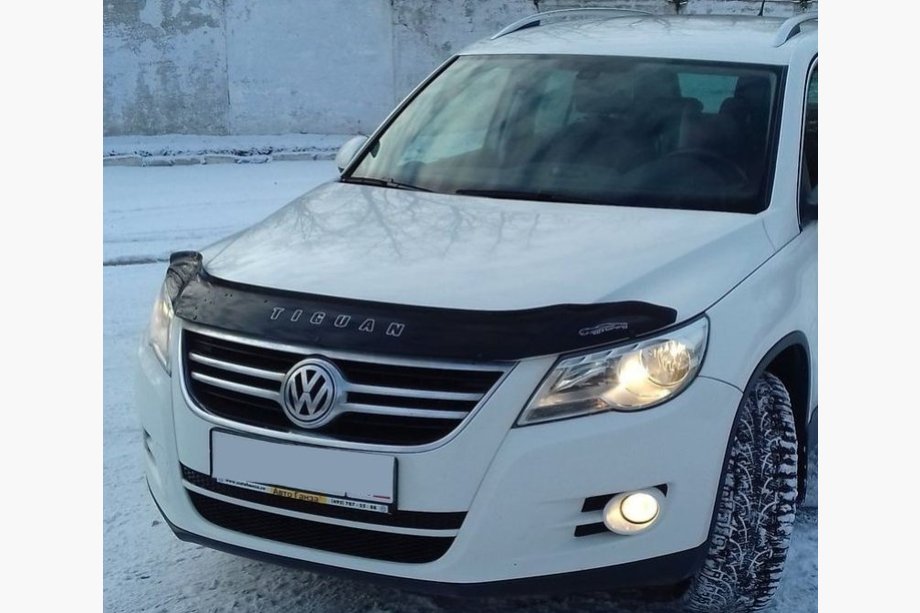 Volkswagen Tiguan 2007-2016 Hood Deflector (VIP) Image