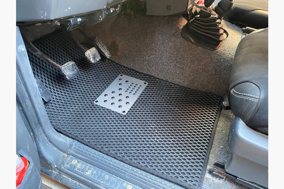 Nissan Patrol Y60 1988–1997 EVA Floor Mats (black) Image