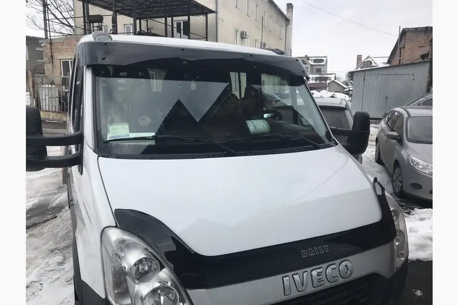 Iveco Daily 2006-2014 Windshield visor V1 (black gloss, 5mm) Image
