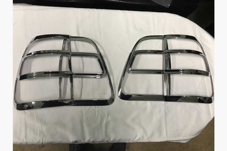 Toyota Land Cruiser 100 1998-2007 Chrome Tail Light Covers (2 pcs, plastic) Image