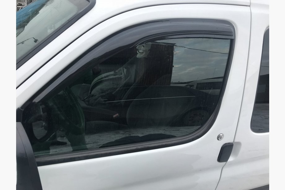 Peugeot Partner 1996-2008 Black Wind Deflectors (2 pcs, DDU-Aomis) Image