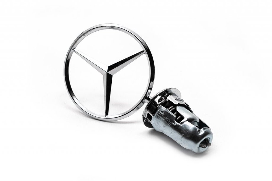 Mercedes W123 1975-1986 Target Emblem Image