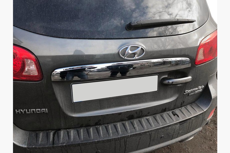 Hyundai Santa Fe 2 2006-2012 Trunk trim above license plate (stainless steel) Image