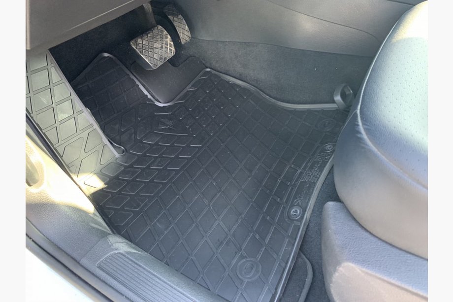 Volkswagen Golf 7/E-Golf 2012-2020 Rubber Floor Mats (4 pcs, Stingray Premium) Photo 1