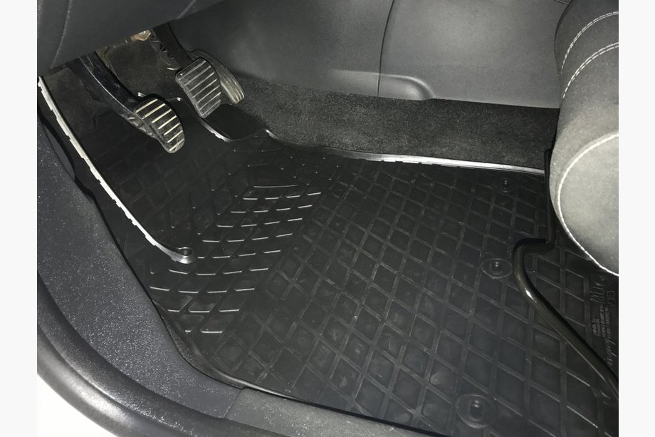Renault Megane III 2009-2016 Rubber Floor Mats (4 pcs, Stingray Premium) Image