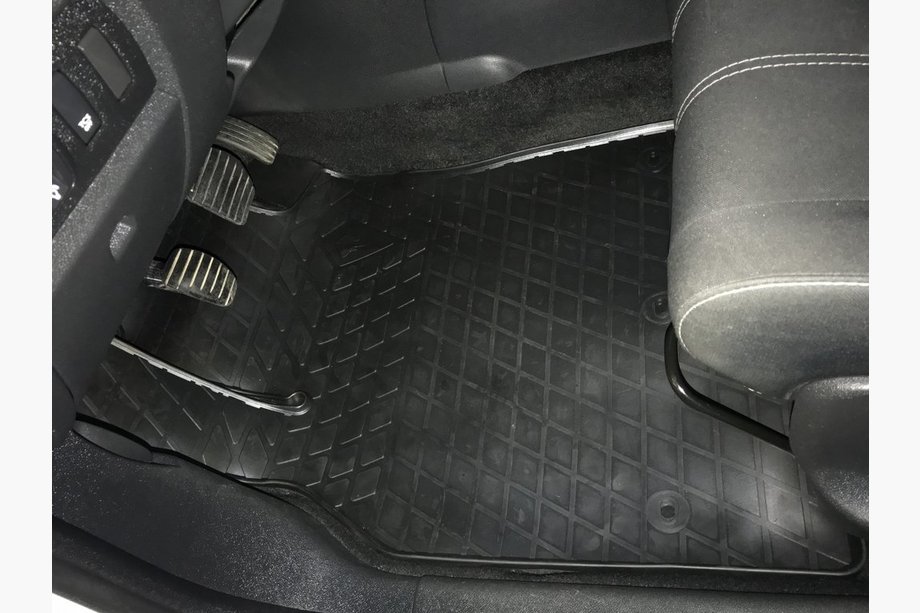 Renault Fluence 2009-2016 Rubber Floor Mats (4 pcs, Stingray Premium) Image