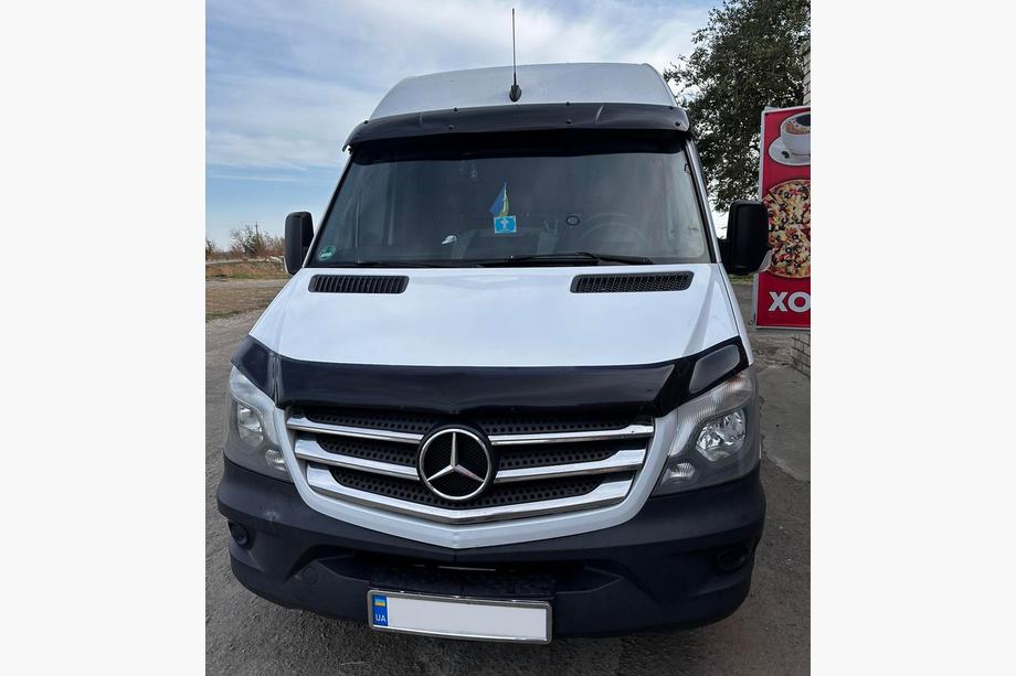 Mercedes Sprinter W906 2006–2018 Windshield visor on frame V2 (black gloss, 5mm) Photo 12