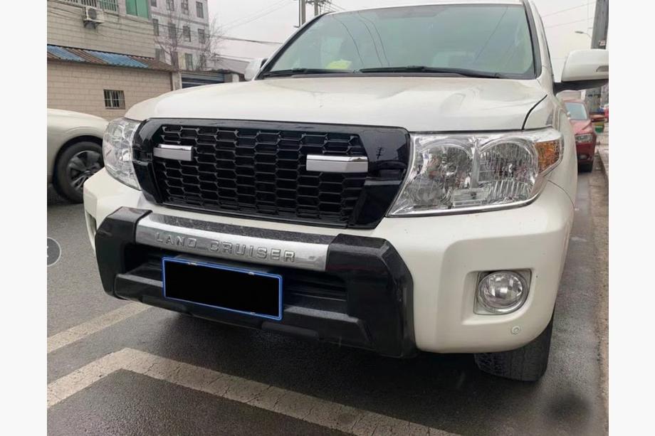 Toyota Land Cruiser 200 2007-2021 Front grille with emblem 2012-2016 (GR Sport) Image