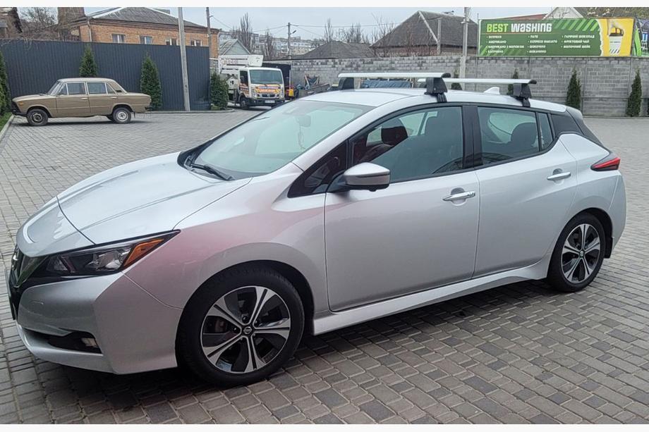 Nissan Leaf 2017- Roof rack for smooth roof (chrome, pair) Image