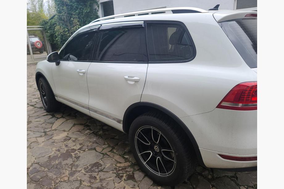 Volkswagen Touareg 2010-2018 Window Deflectors with Chrome Trim (4 pcs, Niken) Image