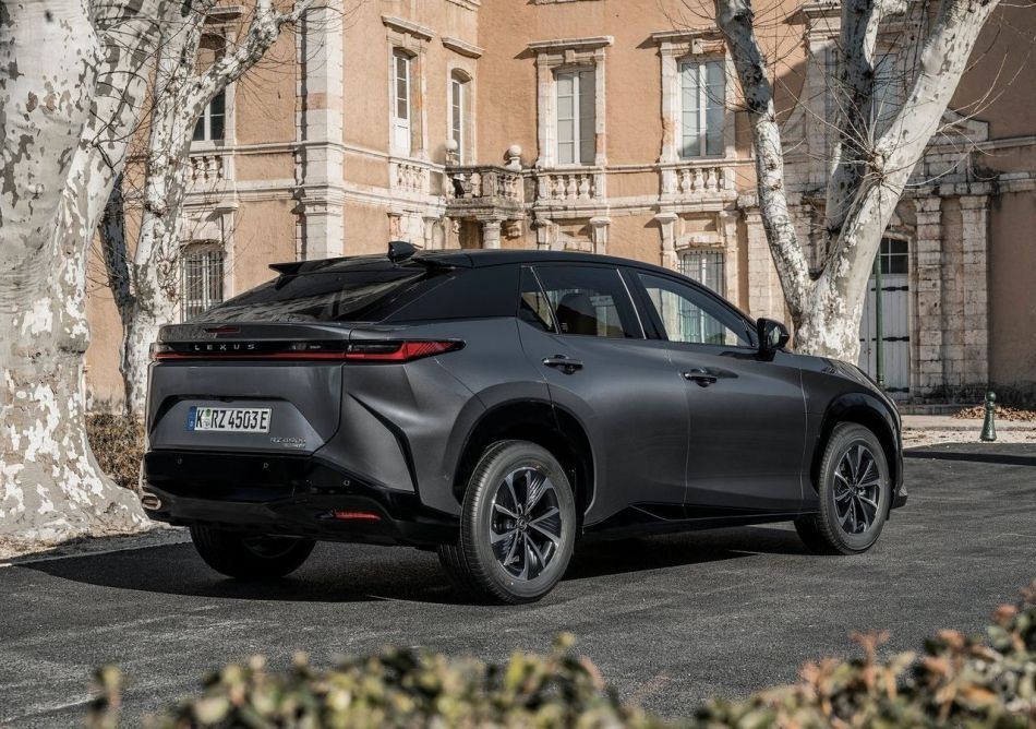 Electric cross Lexus RZ received a more affordable version — 300e