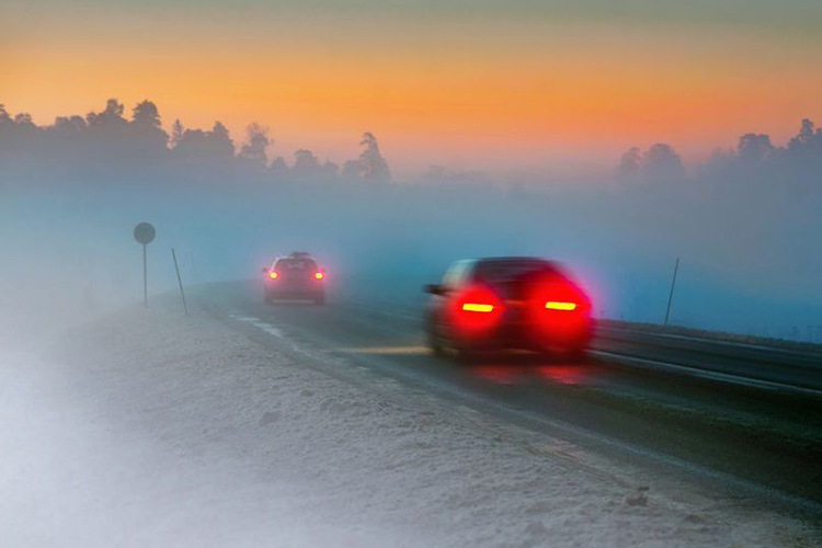 How to behave while driving on a foggy road