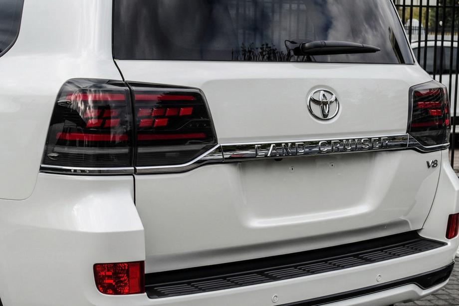 Toyota Land Cruiser 200 2007-2021 Tail Lights 2016-2021 (Sequential Red Plus) Image