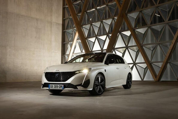 Review of the compact electric hatchback Peugeot e-308