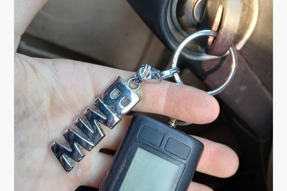 BMW Metal Keychain with BMW Logo Photo 1