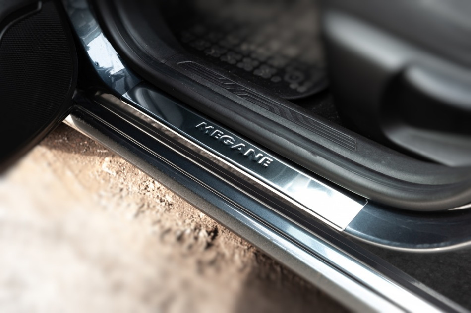 Style and protection: chrome overlays on the car’s door sills