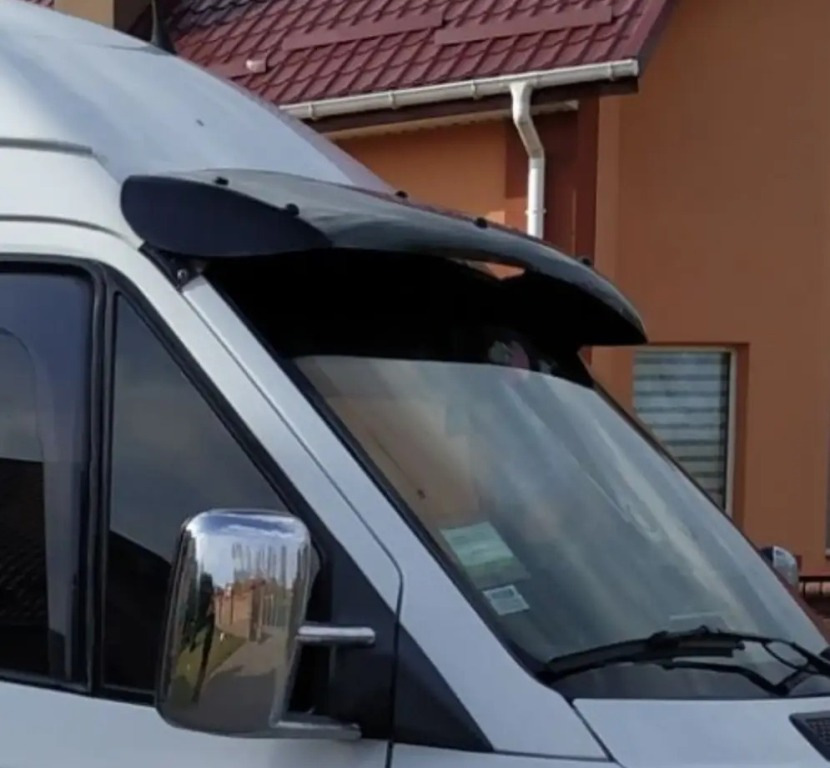 Car windshield deflector: what is it and how to choose