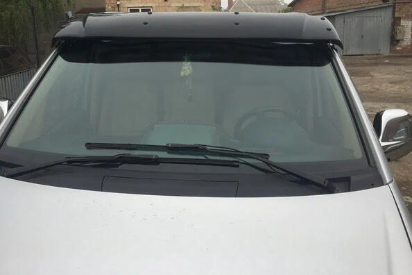 Car windshield deflector: what is it and how to choose
