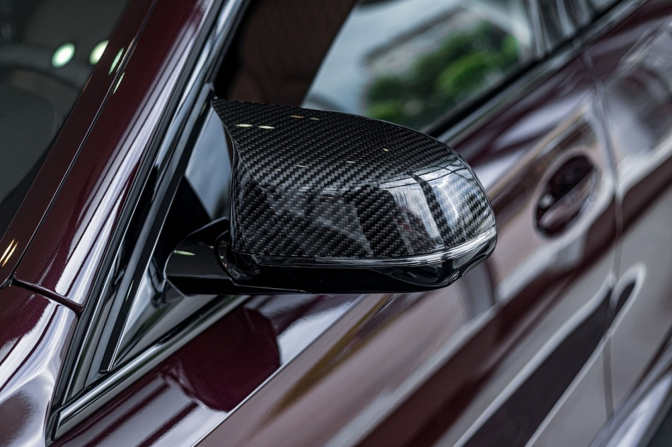 Carbon overlays on car mirrors: advantages and features