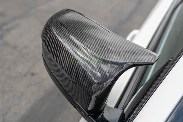 Carbon overlays on car mirrors: advantages and features