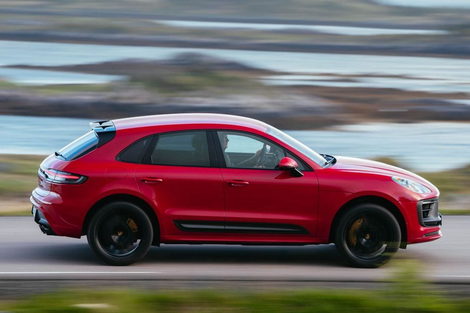 Updated all-wheel drive crossover Porsche Macan