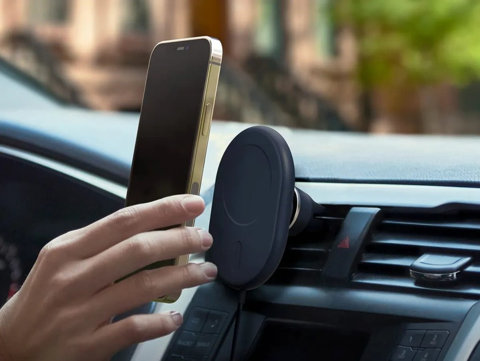 How to choose a phone holder: a guide for car owners