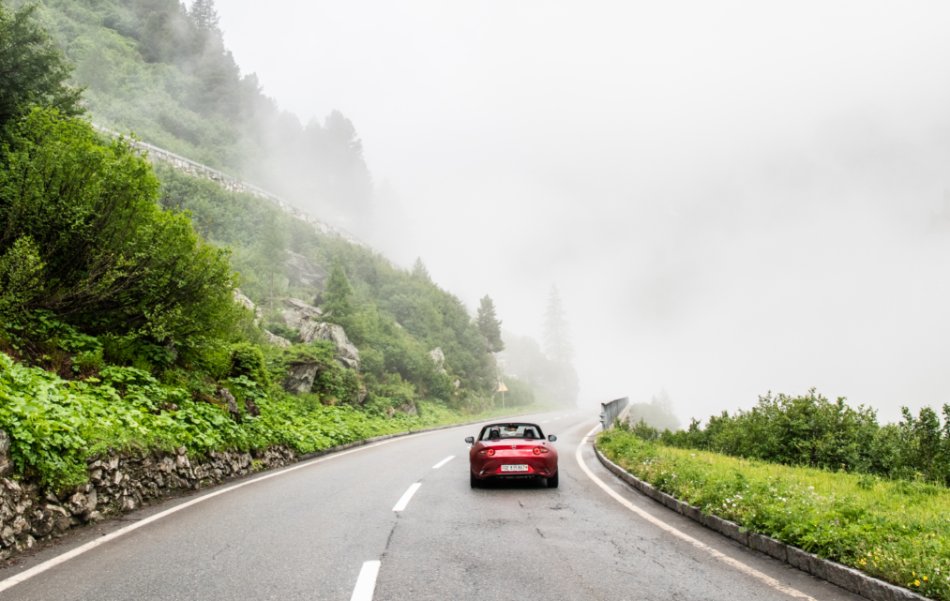 How to travel safely by car