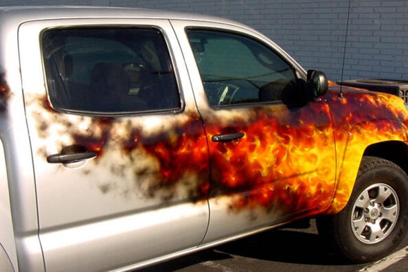 Vinylography or airbrushing of a car: which is better?