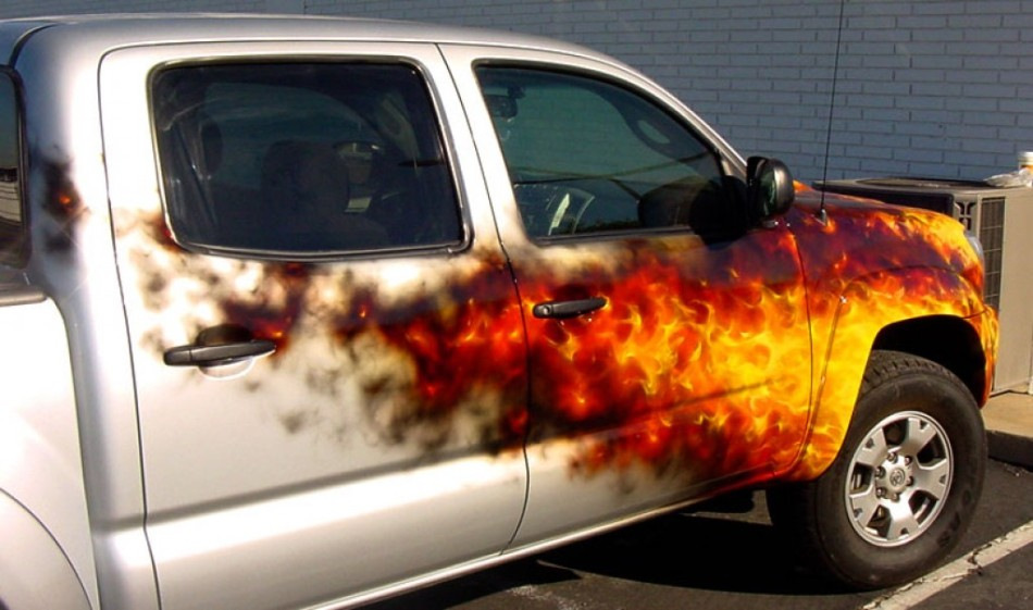 Vinylography or airbrushing of a car: which is better?