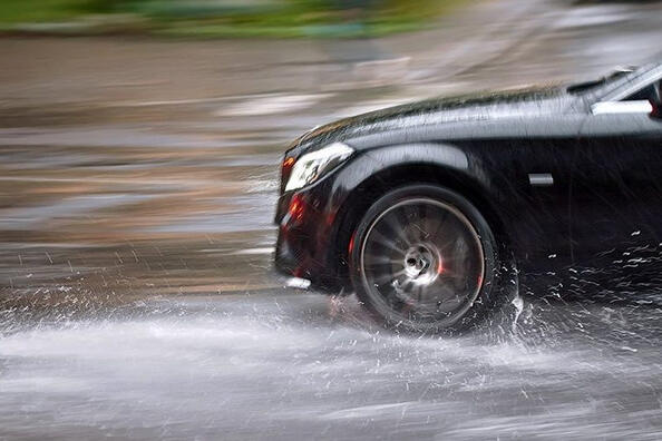 What is the aquaplaning effect?