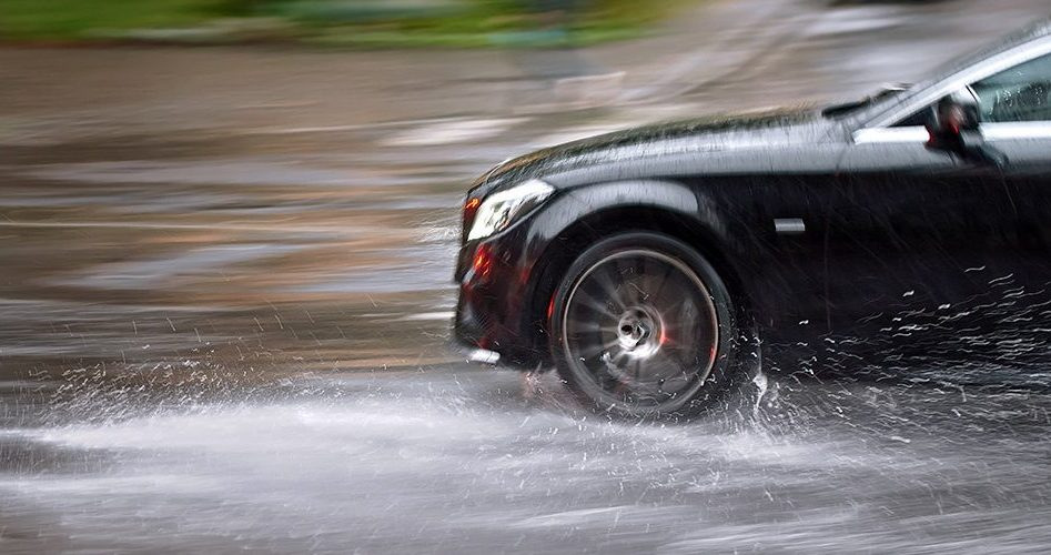 What is the aquaplaning effect?