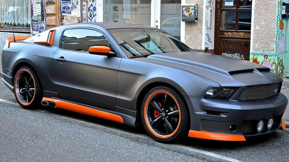 Bodywork: carbon or plastic, for a sporty or elegant look
