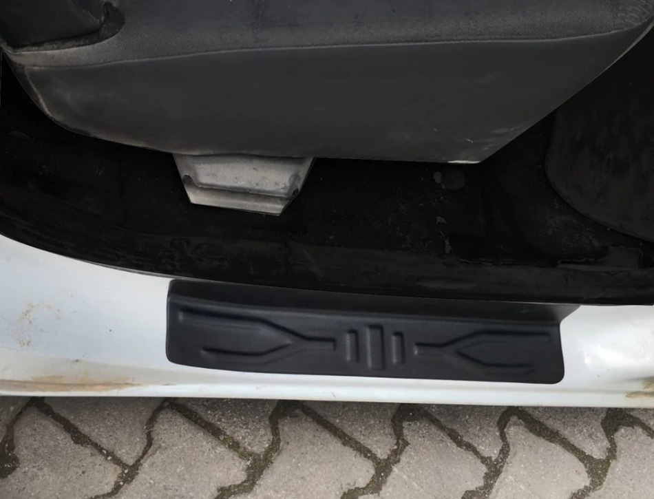 How to correctly install plastic linings on car thresholds